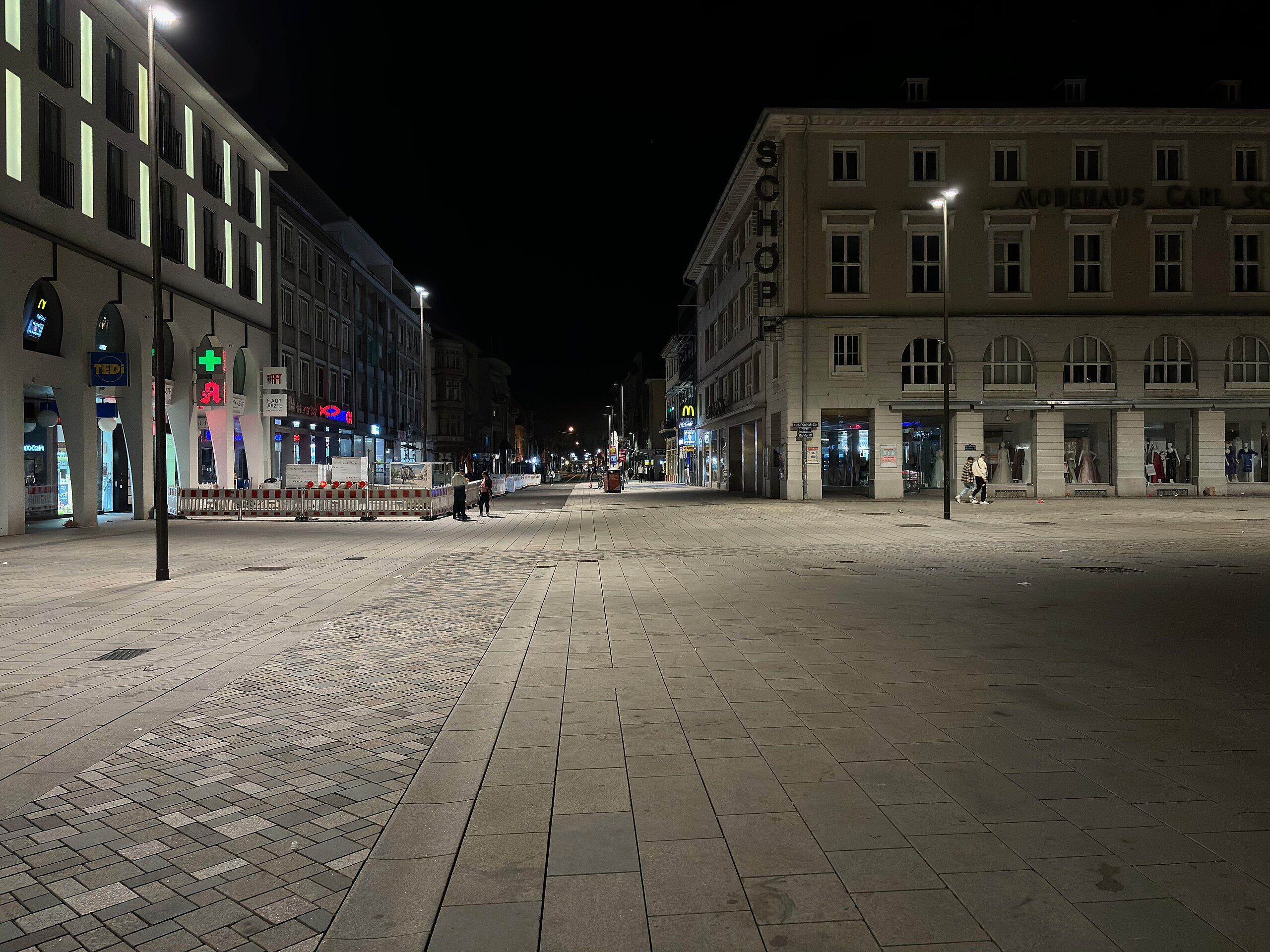 Karlsruhe_at_night_–_Kaiserstraße,_Karlsruhe_Innenstadt-Ost |Immobilienmakler Karlsruhe - MAPA Immobilien